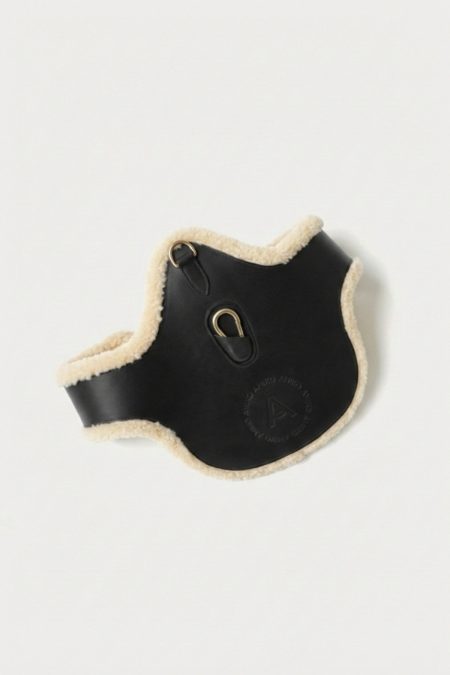 Amiko Guard Girth With Fur, Black/Creme
